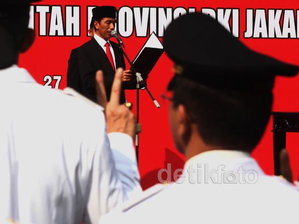 Jokowi Lantik 415 Lurah dan Camat