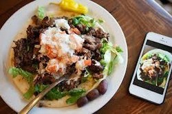 Dapat Makan Enak Gratis Karena Rajin Unggah Foto Makanan di Instragram