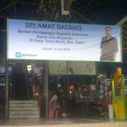 Kunjungi Pasar Tebet, Gita Wirjawan Disambut Spanduk Besar