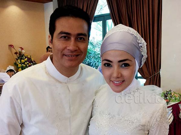 Adjie Pangestu dan Bella Sophie Tukar Cincin