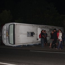 Bus Terguling Timpa Biker Hingga Tewas