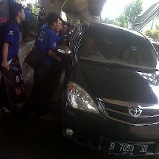 Serukan Bandung Damai, Bobotoh Bagikan Bunga kepada Pengendara Pelat B