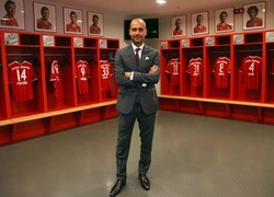 Setelah berbicara di depan pers pada Selasa (26/6), Guardiola lalu berkeliling Allianz Arena yang merupakan stadion baru tempatnya bekerja. Tampak ia berpose di ruang ganti Die Roten. (REUTERS/Michaela Rehle)