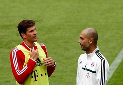Mario Gomez berbincang-bincang dengan Guardiola. Gomez akhir-akhir ini sering digosipkan akan dilego Bayern. Apakah ia akan merasakan polesan tangan Guardiola atau tidak? (REUTERS/Michaela Rehle)