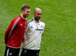 Pemain baru Bayern Munich, Jan Kirchhoff, bersanding dengan pelatih baru klub barunya itu. Bek 22 tahun ini bergabung ke Allianz Arena dengan status free transfer, setelah kontraknya dengan Mainz habis di musim panas ini. (REUTERS/Michaela Rehle)