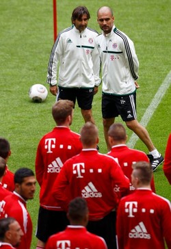 Guardiola membawa sejumlah staf dari Barcelona untuk membantunya di tim kepelatihan Bayern Munich. Salah satunya adalah Lorenzo Buenaventura, yang ia percaya sebagai pelatih fitnes. (REUTERS/Michaela Rehle)