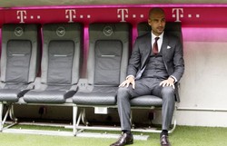 Setelah vakum selama satu musim, sejak meninggalkan Barcelona, Guardiola akan kembali beredar di bangku-bangku cadangan stadion. Tampak ia sedang mencoba bench barunya di Allianz Arena. (REUTERS/Michaela Rehle)