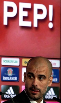 Ini adalah Guardiola saat melakoni jumpa pers pertamanya sebagai pelatih Bayern Munich di markas tim tersebut, Selasa (25/6). Orang Spanyol ini langsung berusaha berbicara dalam bahasa Jerman. (REUTERS/Michaela Rehle)