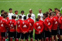     Setelah jumpa pers di hari Selasa (26/6), keesokan harinya Guardiola langsung bertemu para pemainnya di lapangan latihan. Inilah sesi latihan pertama Bayern Munich di era Josep Guardiola (REUTERS/Michaela Rehle)