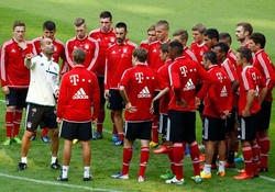 Guardiola dan para pemain Bayern. Langsung melejit sejak pertama kali menjadi pelatih dan menukangi Barcelona, akankah kesuksesan serupa bakal direngkuh Guardiola di klub keduanya ini? (REUTERS/Michaela Rehle)