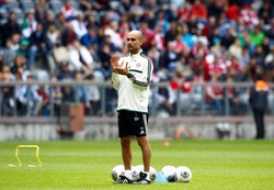 Kehadiran Guardiola memang sudah sangat ditunggu-tunggu publik Bayern Munich, semenjak ia diumumkan sebagai pelatih 5 bulan lalu. Sesi latihan pertama Bayern oleh dirinya disaksikan sekitar 10 ribu fans di Allianz Arena. (REUTERS/Michaela Rehle)