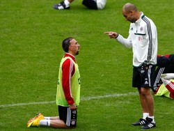 Guardiola kepada Franck Ribery. Kira-kira apa yang dia katakan kepada bintang Prancis itu ya? (REUTERS/Michaela Rehle)