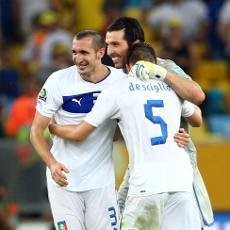 Italia: Jelek di Belakang, Tanpa Balotelli di Depan