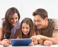 Riset: Ayah Masa Kini Manfaatkan Gadget untuk Dekat dengan Anak