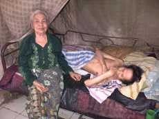 Rumah Triplek dan Suami Lumpuh, Mbah Kasturi Pasrah Tak Dapat Balsem