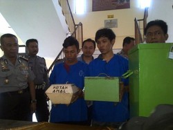 2 Pencuri Ini Tertangkap karena Menjerit Saat Kakinya Tertimpa Kotak Amal