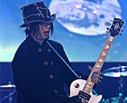 Gitaris Guns N Roses Mengaku Pernah Nyaris Tewas Akibat Rokok Eletronik