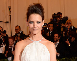 Katie Holmes Rayakan Perceraiannya dengan Tom Cruise dengan Membuat Pesta