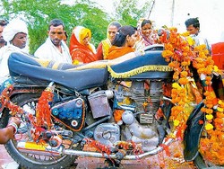 Motor Jadul Ini Disembah dan Disucikan Warga