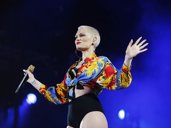 Penampilan Hot Jessie J di Atas Panggung