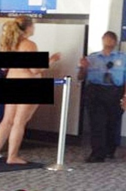 Telanjang di Bandara & 4 Tingkah Gila Penumpang Pesawat