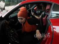 Diperiksa KPK, Sefti Pakai Mobil Mewah