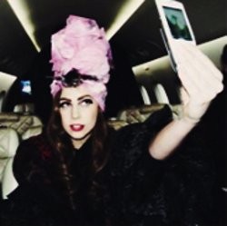 Pamer Foto Self Camera, Artis-artis Ini Terobsesi Diri Sendiri?