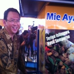 Ahok Dorong Gerobak Mie Ayam di Senayan, Ada Apa?
