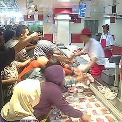 Ayam Rp 17.450/Ekor Ludes dalam 30 Menit di Midnight Sale Carrefour