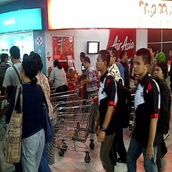 Midnight Sale Dibuka, 1.300 Troli Langsung Ludes di Carrefour Lebak Bulus