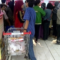 Warga Pondok Indah Borong 40 Ekor Ayam Murah di Midnight Sale Carrefour