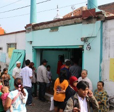 Warga Randusari Semarang Buka Paksa Mushola yang Digembok