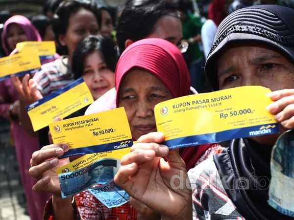 Warga Antre Sembako Murah