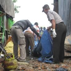 Isak Tangis Warnai Pencarian Tubuh Korban Ledakan di Bengkel Las