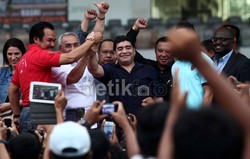 Tak lama menyapa para penonton dan anak-anak tersebut, Maradona membagi bola-bola yang telah disiapkan melalui sundulannya ke arah penonton dan anak-anak tersebut.