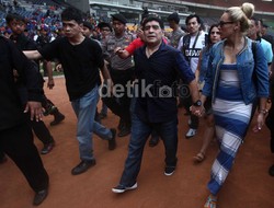 Suasana pun sontak menjadi gaduh. Anak-anak yang berada di lapangan pun terlihat kaget dan membubarkan diri. Sedangkan para awak media sempat mengejar Maradona hingga masuk ke dalam mobil.