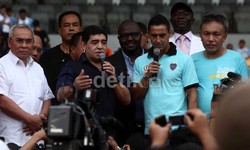 Maradona menyampaikan pidatonya.