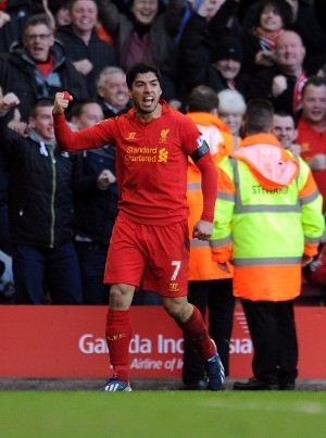 Carragher: Liverpool Akan Pertahankan Suarez