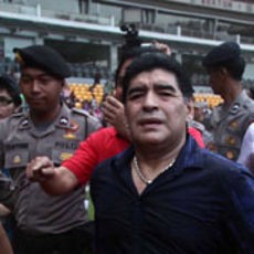 Cuma Bagi-bagi Bola, Maradona Batal Pimpin Coaching Clinic