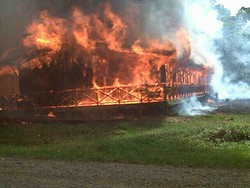 Polisi dan Warga Bentrok di Area Pertambangan Emas di Kalteng