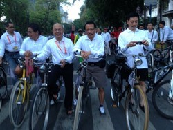 Peserta SOM III APEC Gowes Onthel di Medan