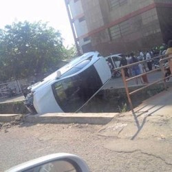 Mobil Lexus Terguling dan Tersangkut di Selokan Taman Kedoya Baru