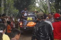 Mayat Pria Bersimbah Darah Ditemukan di Mobil Karimun di Cianjur