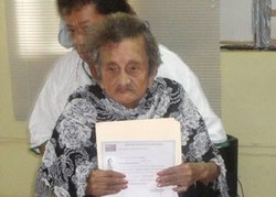 Seorang Nenek di Meksiko Lulus SD di Usia 100 Tahun