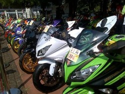 Puluhan Kawasaki Ninja Adu Keren di Senayan