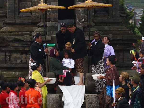 7 Anak Berambut Gimbal Diruwat