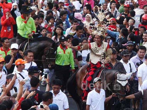 Jokowi Sapa Warga Sambil Berkuda