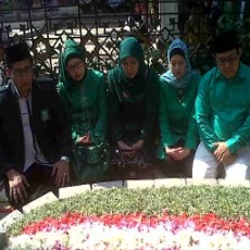 Bersimpuh di Depan Makam Gus Dur, Khofifah Berderai Air Mata