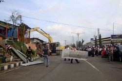 Bercelana Dalam Sambil Protes Pembongkaran Lapak, Diman Jadi Tontonan