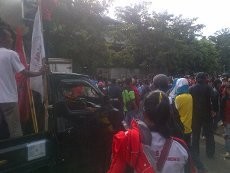 Buka Pagar, Massa Buruh KBN Berhasil Sweeping PT Olympic Garment